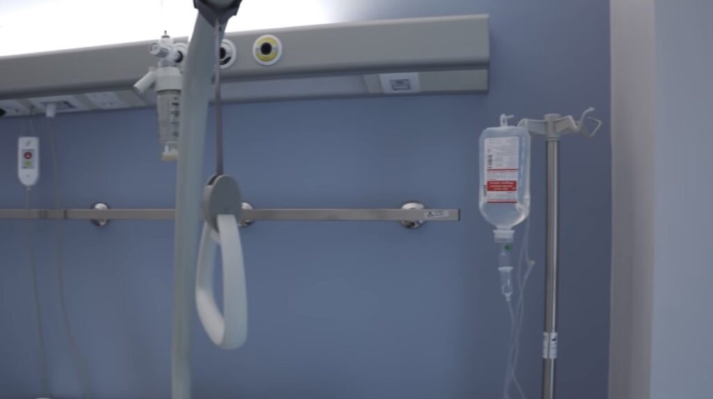 HOROR! Baka se UGUŠILA KESOM u staračkom domu! Satima niko nije primetio da je MRTVA!