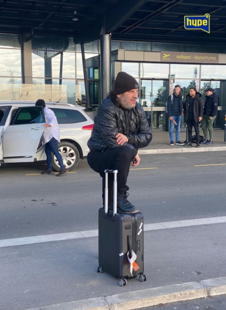 EKSKLUZIVNO SA AERODROMA: "Potpuno deplasirana manifestacija kojom se bave lopovi i sitne duše!" ACA LUKAS OŠTRO O BEOVIZIJI! (VIDEO)