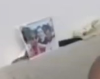 Spava sa slikom pokojnog brata