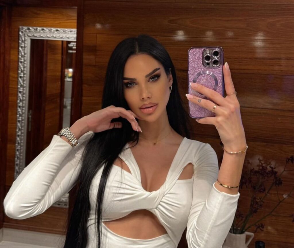 IPAK MLAĐE NIJE SLAĐE? Iva Grgurić uslikana na romantičnoj večeri sa OVIM tipom! (PAPARAZZO)