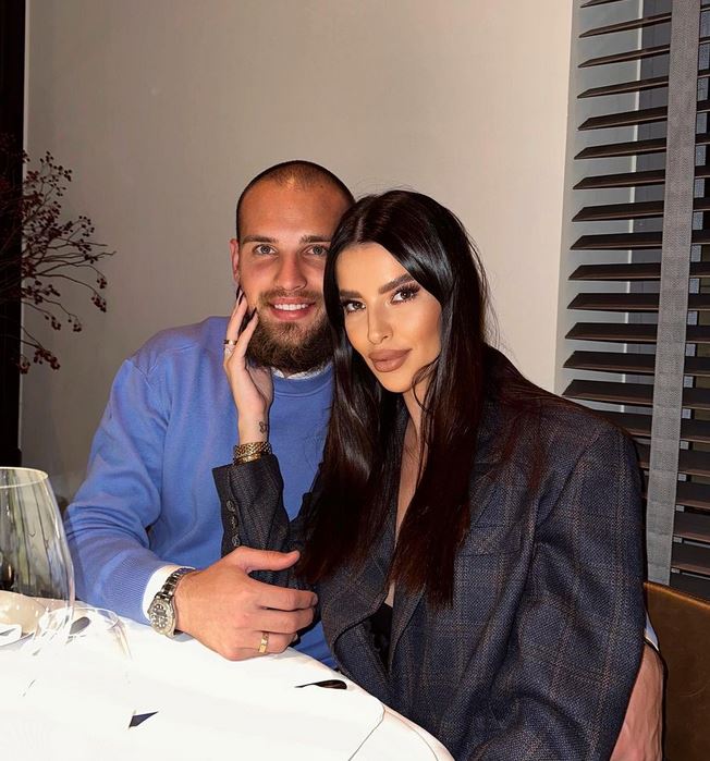 Ana Rajković pokazala trudnički stomak!