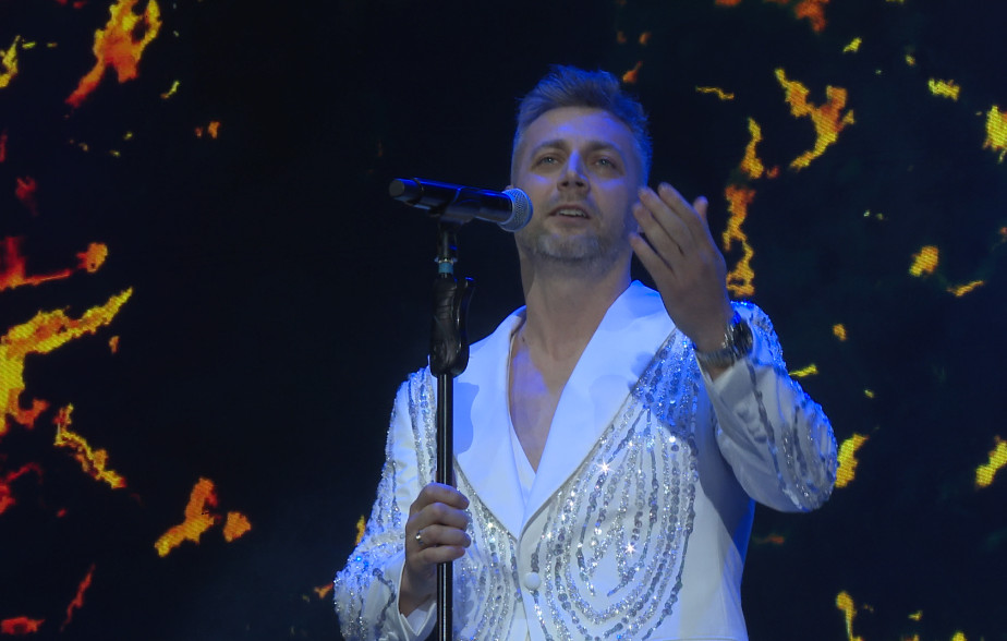 Boki u odelu inspirisanom Elvisom!