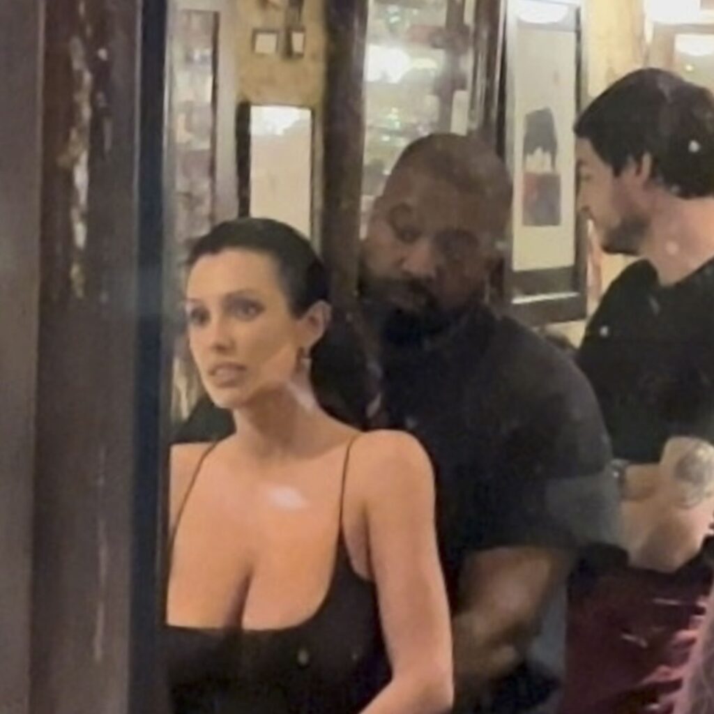 Natpis na ćirilici šokirao svet, a tek da mu vidite ženu