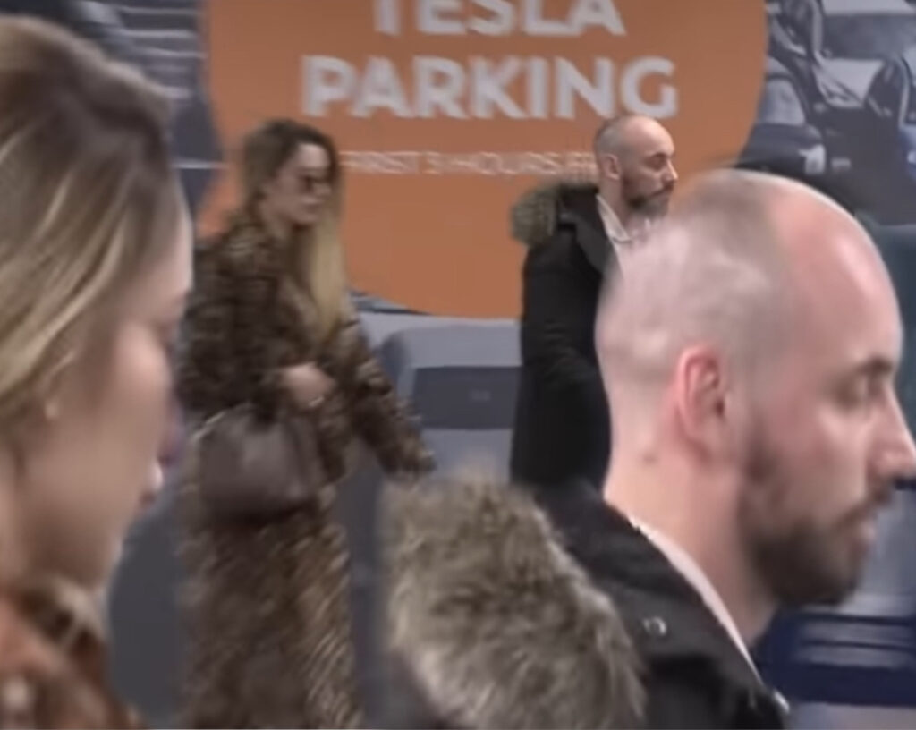 On je dečko tee tairović