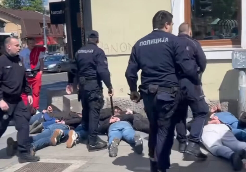 POHAPŠENI NAVIJAČI LEŽE NA TROTOARU