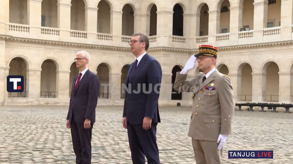 Srpska himna ispred palate Invalidi