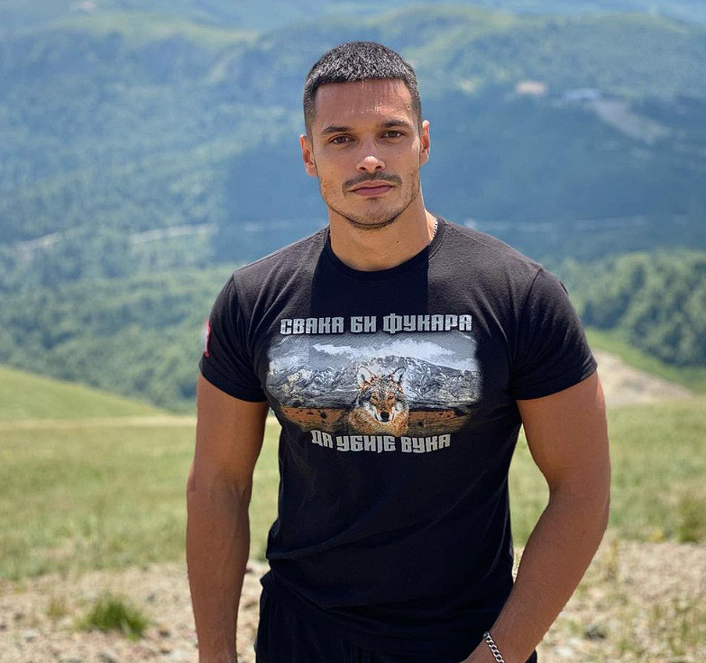 PLJUVALI SU MU U USTA