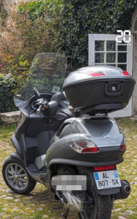 PREDSEDNIK FRANCUSKE uhvaćen u AFERI na skuteru