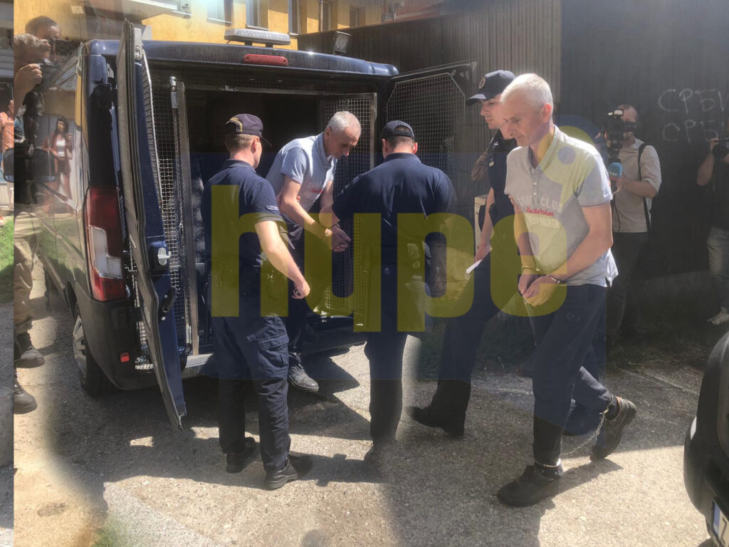 OSUMNJIČENI ZA UBISTVO MALE D. I. U LISICAMA SA LANCIMA NA NOGAMA stigao u tužilaštvo!