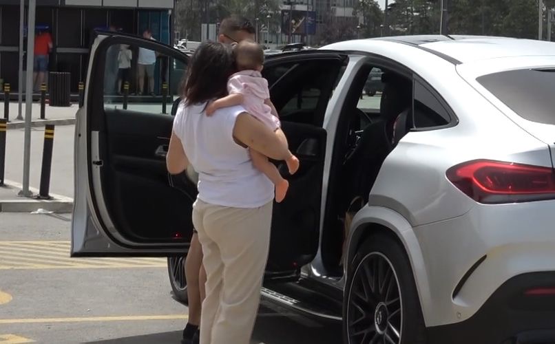 (HYPE PAPARAZZO) Trudna Nadica Ademov od muža dobila BESNU MAŠINU za koju je iskeširao više od 150.000 evra (HYPE PAPARAZZO) Trudna Nadica Ademov od muža dobila BESNU MAŠINU za koju je iskeširao više od 150.000 evra