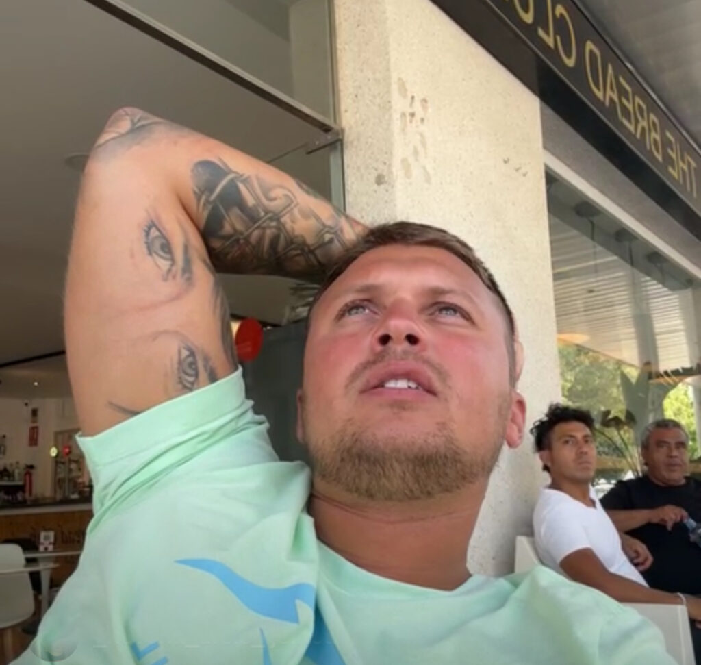 “OTVORI USTA!” Stefan Karić sa TRI devojke objavio da je ponovo SLOBODAN! Utrkivale se da mu UDOVOLJE (VIDEO) “OTVORI USTA!” Stefan Karić sa TRI devojke objavio da je ponovo SLOBODAN! Utrkivale se da mu UDOVOLJE (VIDEO)