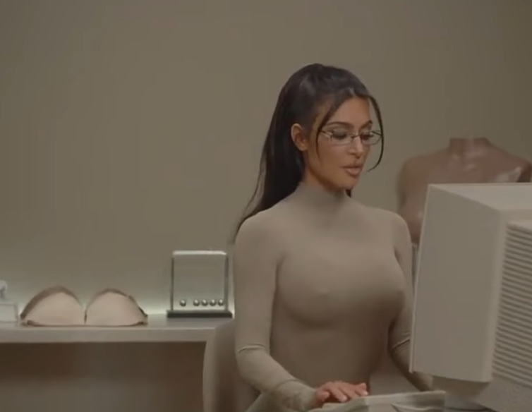 Kim Kardašijan foto:youtube printscreen:Tee Onerockin Kardašijanka lansirala pilule