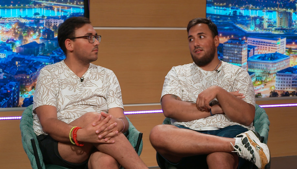 Foto: HypeTV/ShowBLIZ/Neca i Peca Lazić

"MATORU JE STIGLA KARMA ZBOG LUNE ĐOGANI!"