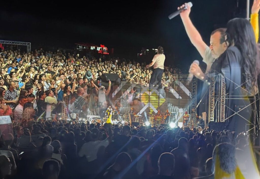 PUBLIKA U TRANSU! Aca Lukas i Dragana Mirković napravili SPEKTAKL u Velikoj Plani! (VIDEO) PUBLIKA U TRANSU! Aca Lukas i Dragana Mirković napravili SPEKTAKL u Velikoj Plani! NESVAKIDAŠNJI PRIZOR! (VIDEO)