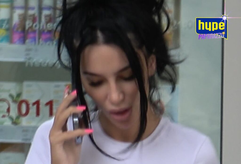 (HYPE PAPARAZZO) Aleksandra Nikolić ZAVRŠILA KOD LEKARA? Obišla pola grada da pronađe LEK? (VIDEO) Foto: HypeTV/Aleksandra Nikolić/HYPE PAPARAZZO