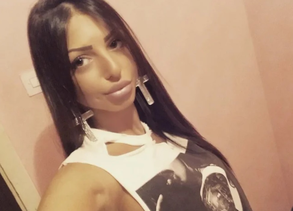 HAOS U NAJAVI! “MOJ OTAC NIJE KAO OTAC MAJE MARINKOVIĆ! Mora postojati neka GRANICA” Pevačica osudila rijaliti učesnicu zbog “loše urađene guze”