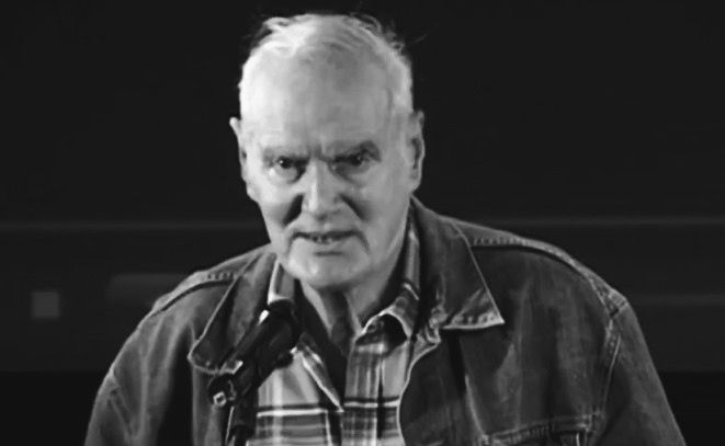 POSLEDNJI INTERVJU "MORALI SMO DA PREKINEMO SNIMANJE 'PORODIČNOG BLAGA' ZBOG BOMBARDOVANJA!" Preminuo scenarista kultnih serija, Siniša Pavić Foto: YT printscreen/Festival drama i serija