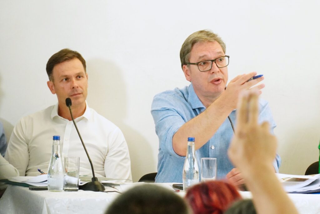 VUČIĆ DUŽE OD 6 SATI ODGOVARA NA PITANJA GRAĐANA