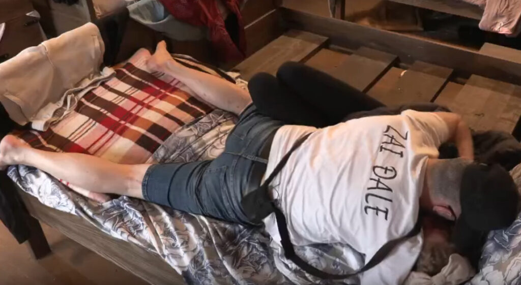 UZNEMIRUJUĆA SCENA U RIJALITIJU: Učesnik nasrnuo na 20 godina mlađu devojku, držao je za ruku i na SILU ljubio! Kamera sve snimila!