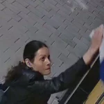 Novosadjanka paljenje zastave Foto:Instagram:moj beo grad