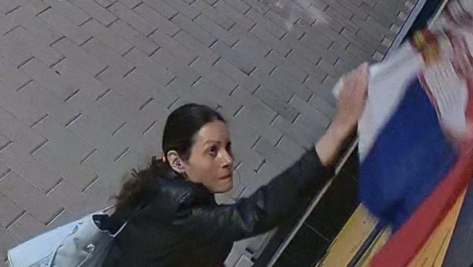 Novosadjanka paljenje zastave Foto:Instagram:moj beo grad