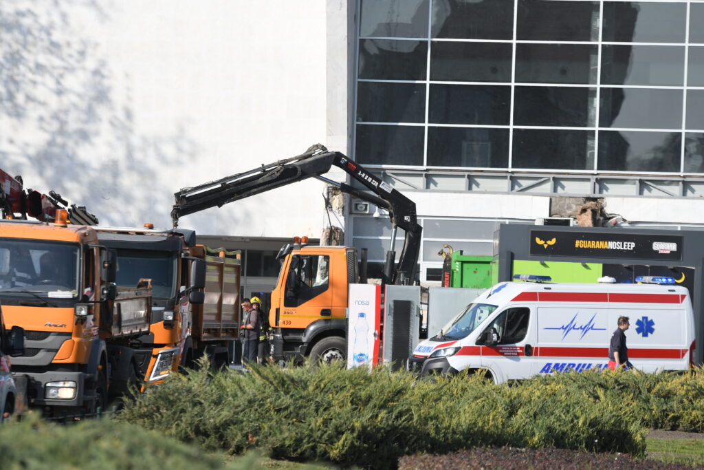 ZA DLAKU IZBEGAO SMRT: “Bilo je dosta ljudi ISPOD! U sekundi je sve PALO” Izjava prolaznika sa autobuske stanice u Novom Sadu za Hype