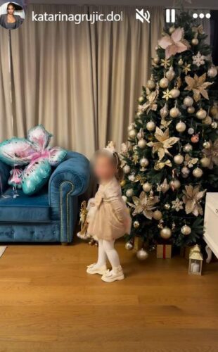 RASKOŠNA JELKA OD PODA DO PLAFONA!