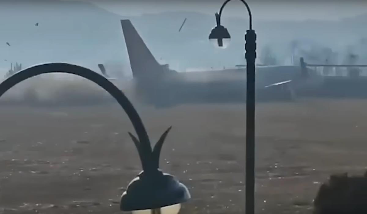 ZAPALIO SE AVION SA 169 PUTNIKA NA AERODROMU