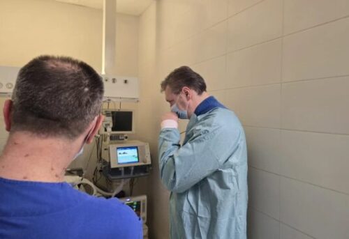 VUČIĆ POSETIO POVREĐENOG MLADIĆA U PADU NADSTREŠNICE