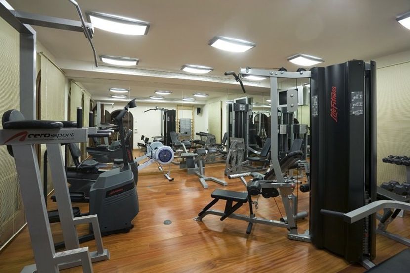 8 kupatila, bioskop, teretana i bazen