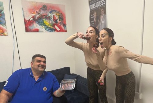 Foto: privatna arhiva/Saša Mirković, Bliznakinje Miljana i Nevena Arsić/krofne