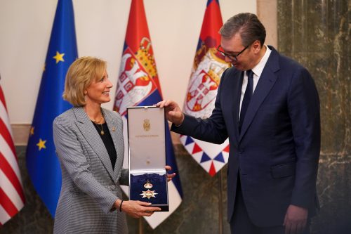 VUČIĆ ODLIKUJE KLAUDIJU TENI