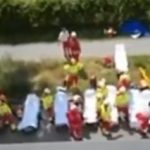 MEDICINSKI RADNICI PAKUJU I TRANSPORTUJU UBIJENE U ŠKOLI U GRACU - Scena koja slama i najtvrđa srca, preživeli sa mukom gledaju sve