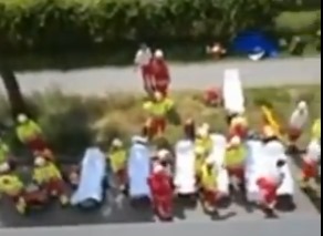 MEDICINSKI RADNICI PAKUJU I TRANSPORTUJU UBIJENE U ŠKOLI U GRACU - Scena koja slama i najtvrđa srca, preživeli sa mukom gledaju sve