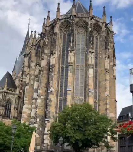 AACHENSKA KATEDRALA – DRAGULJ EVROPSKE SREDNJOVEKOVNE ARHITEKTURE u kom se i danas nalazi “ZLATNI SARKOFAG” KARLA VELIKOG