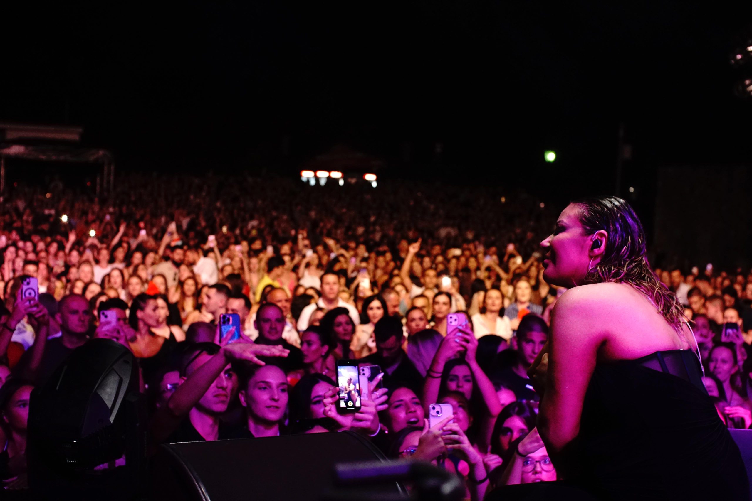 SPEKTAKL ZA PAMĆENJE: Ana Nikolić “ZAPALILA” Kastel – Banja Luka pevala uglas svaki hit!