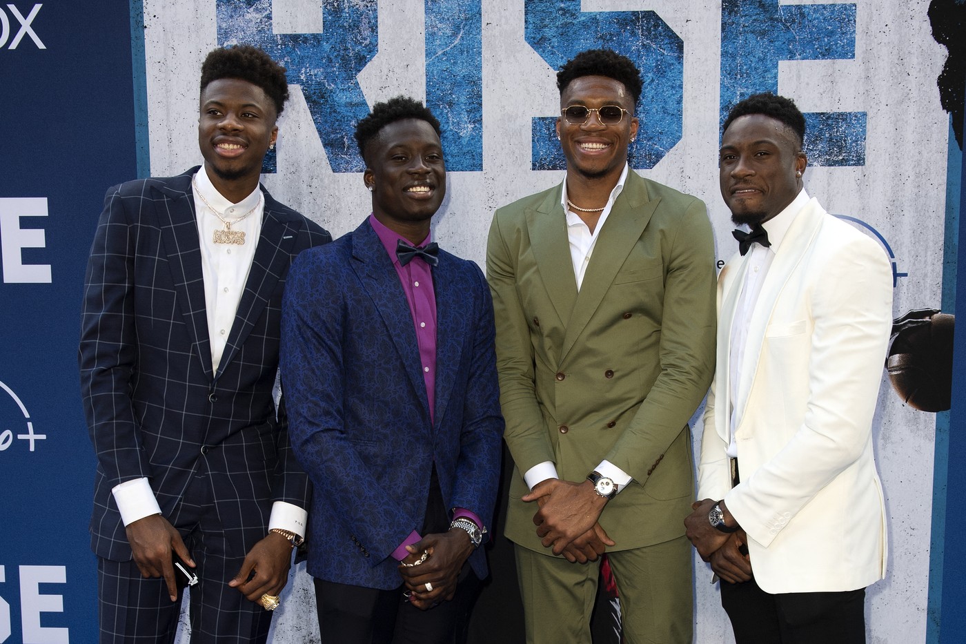 Adetokumbo oblači crveno-beli dres