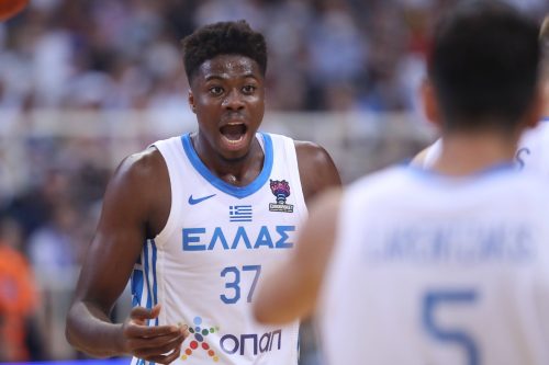 Adetokumbo oblači crveno-beli dres