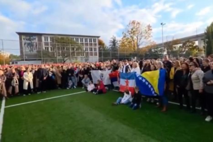 Dok su danas pevali pesme Halida Bešlića, zavezali su zastave BiH, Srbije i Jugoslavije! “Pamtiću te celog života…”