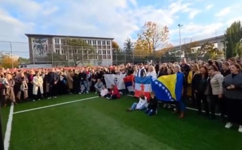 Dok su danas pevali pesme Halida Bešlića, zavezali su zastave BiH, Srbije i Jugoslavije! “Pamtiću te celog života…”